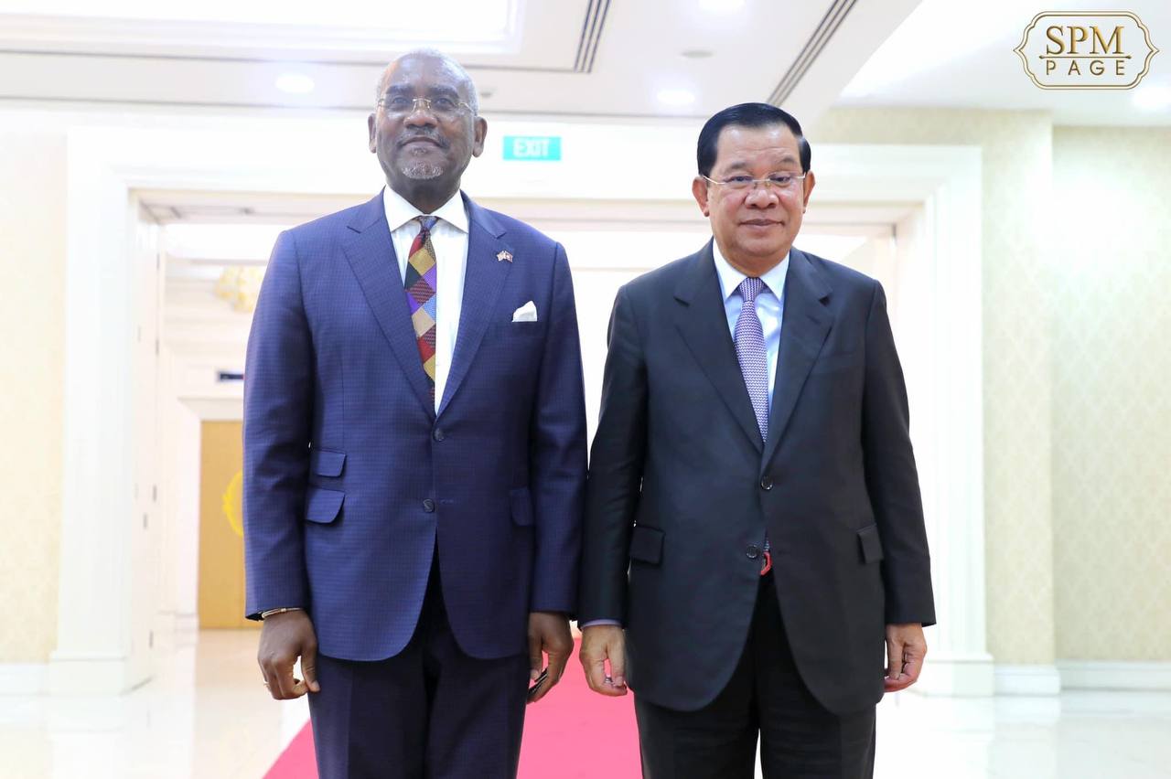 On the afternoon of November 23, 2022, Samdech Techo Hun Sen holds talks with visiting H.E. Gregory W. Meeks, Chair of the U.S. House of Representative Foreign Affairs Committee, at the Peace Palace.