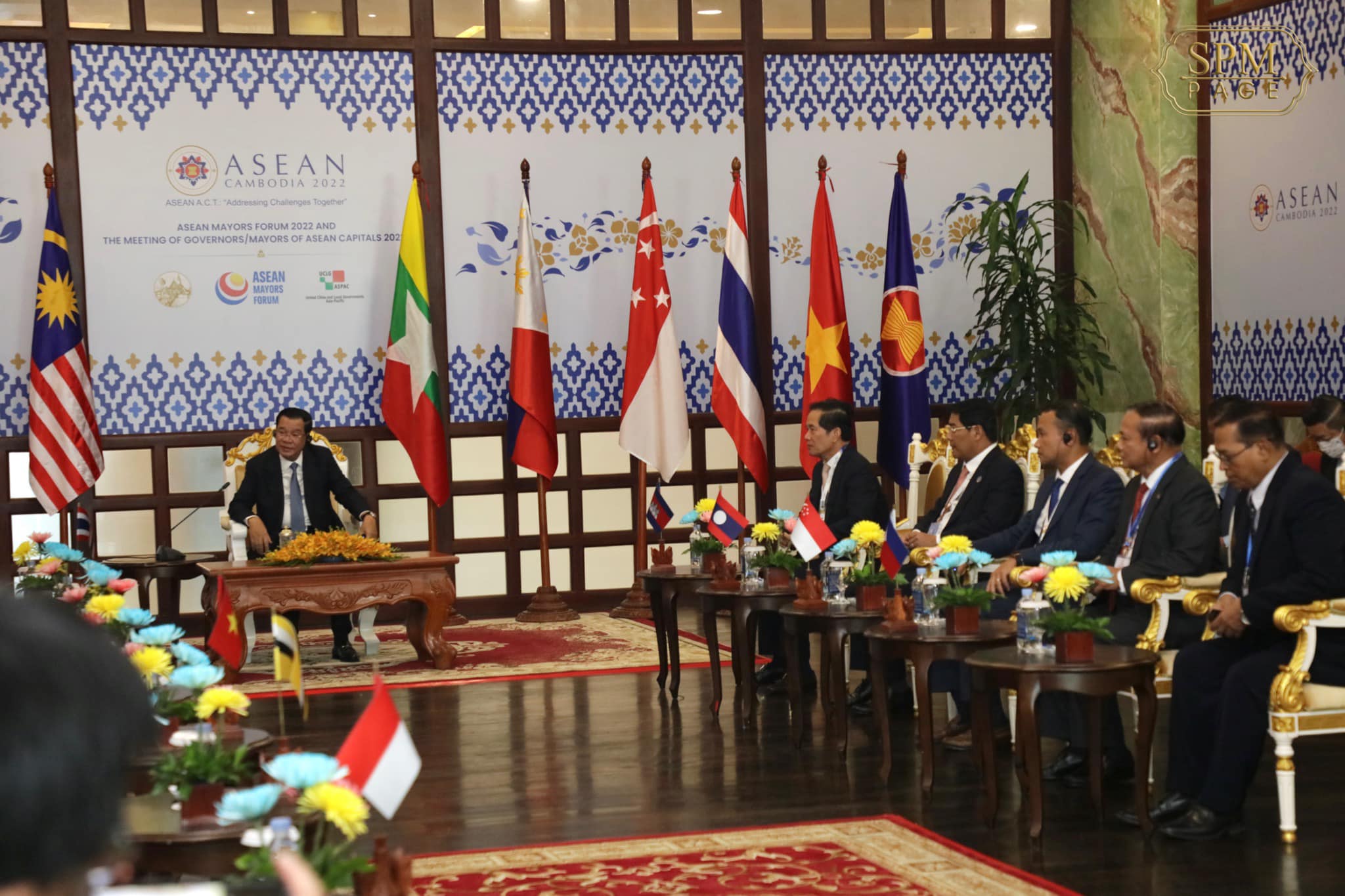 In the morning of December 2, 2022, Samdech Techo Hun Sen holds a meeting with governors/mayors of ASEAN Capitals delegation led by H.E. Chadchart Sittipunt, Governor of Bangkok, at Sokha Phnom Penh Hotel & Residence.