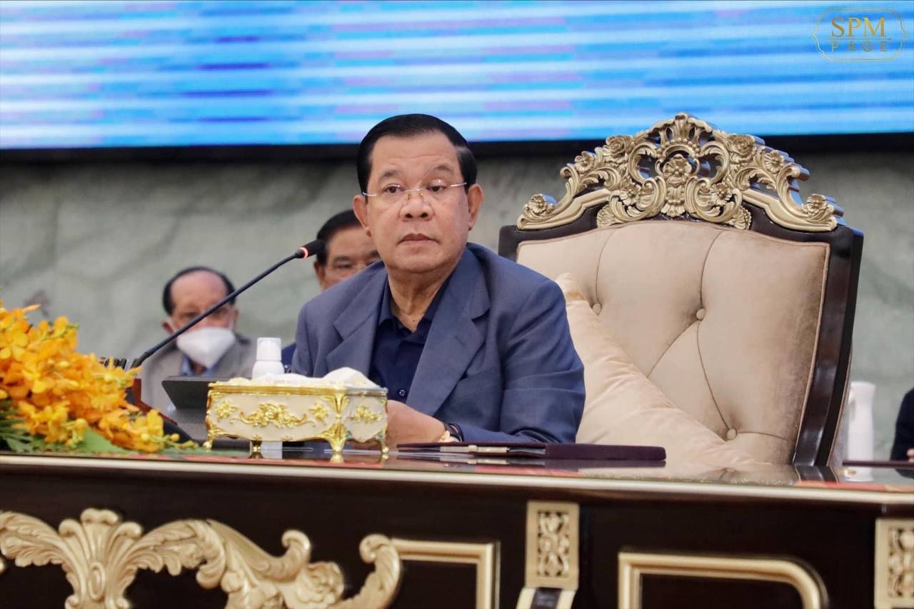 On the morning of November 26, 2022, Samdech Techo Hun Sen holds a gathering with party officials in Phnom Penh at the January 7 Palace.