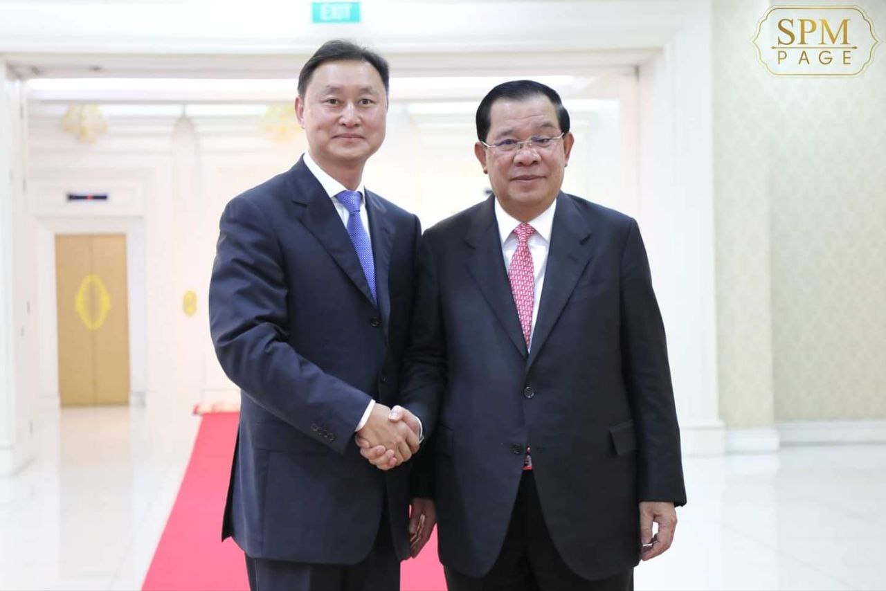At the Peace Palace, on the afternoon of March 6, 2023, Samdech Techo Hun Sen receives and holds a talk with Mr. Liu Minglin, Director General and Vice Chairman of the Board of Directors of Yunnan Investment Group Co., Ltd., the developer of Siem Reap-Angkor International Airport.